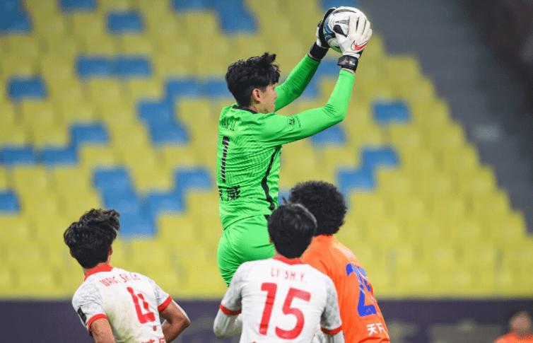 亚博棋牌-关于从里昂今晚外线爆发到今晚辽宁本钢单刀错失，上海海港转会期更衣室发声的信息