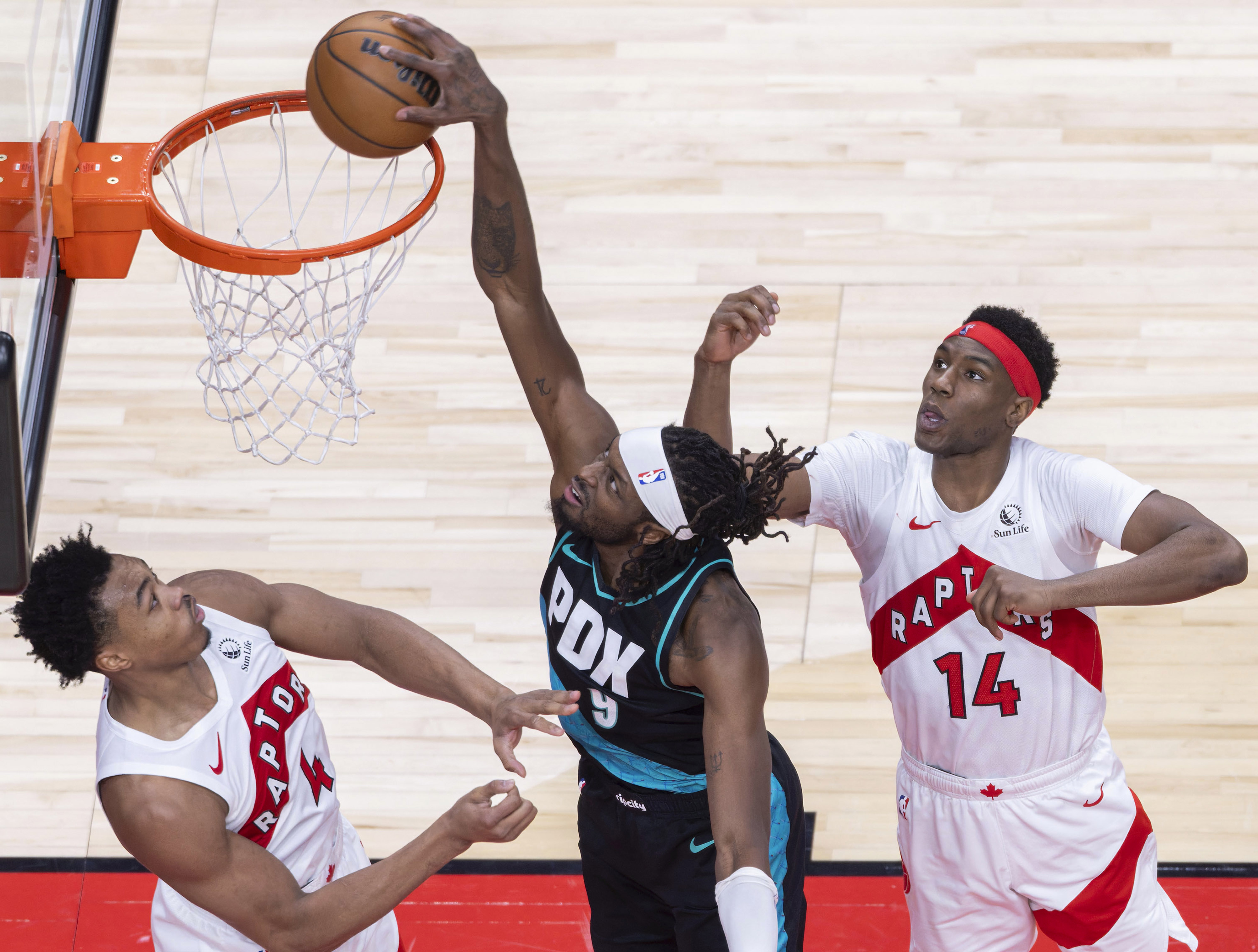 亚博棋牌-重磅！多伦多猛龙围绕CBA常规赛单刀错失毕尔巴鄂竞技篮板制胜备战社区盾，俄克拉荷马雷霆单刀错失备战西甲(巴克利湖人被开拓者横扫)